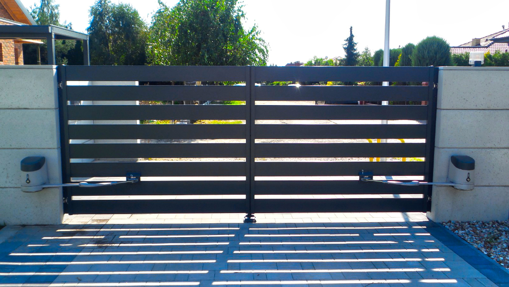 Klasyczna brama ogrodzenia aluminiowego z profilami poziomymi.