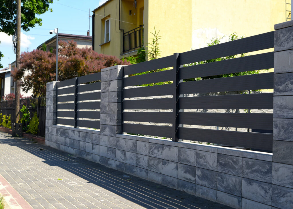 Bezpieczne ogrodzenie aluminiowe – solidna bariera chroniąca dom przed intruzami.