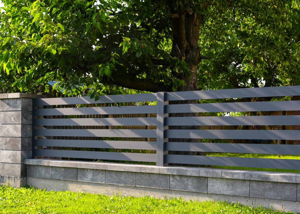 Nowoczesne ogrodzenie aluminiowe – połączenie elegancji i bezpieczeństwa dla Twojej posesji.