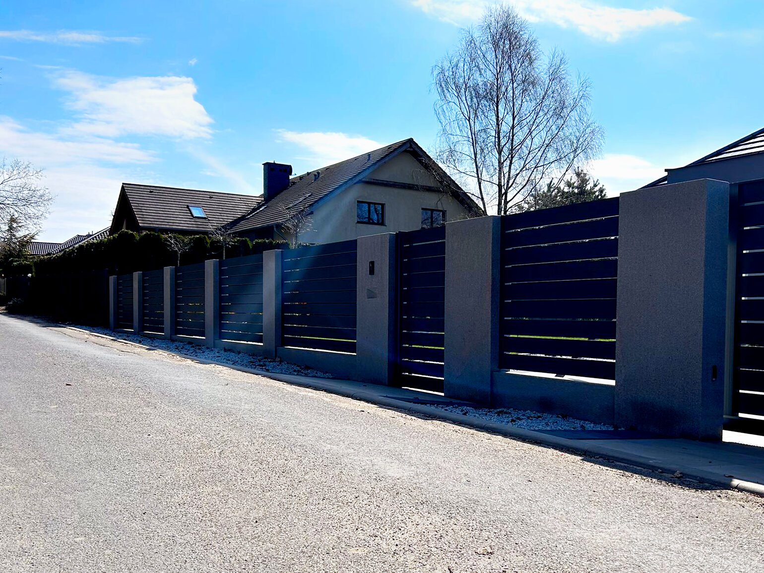 Schodkowe ogrodzenie aluminiowe na działce ze spadkiem

