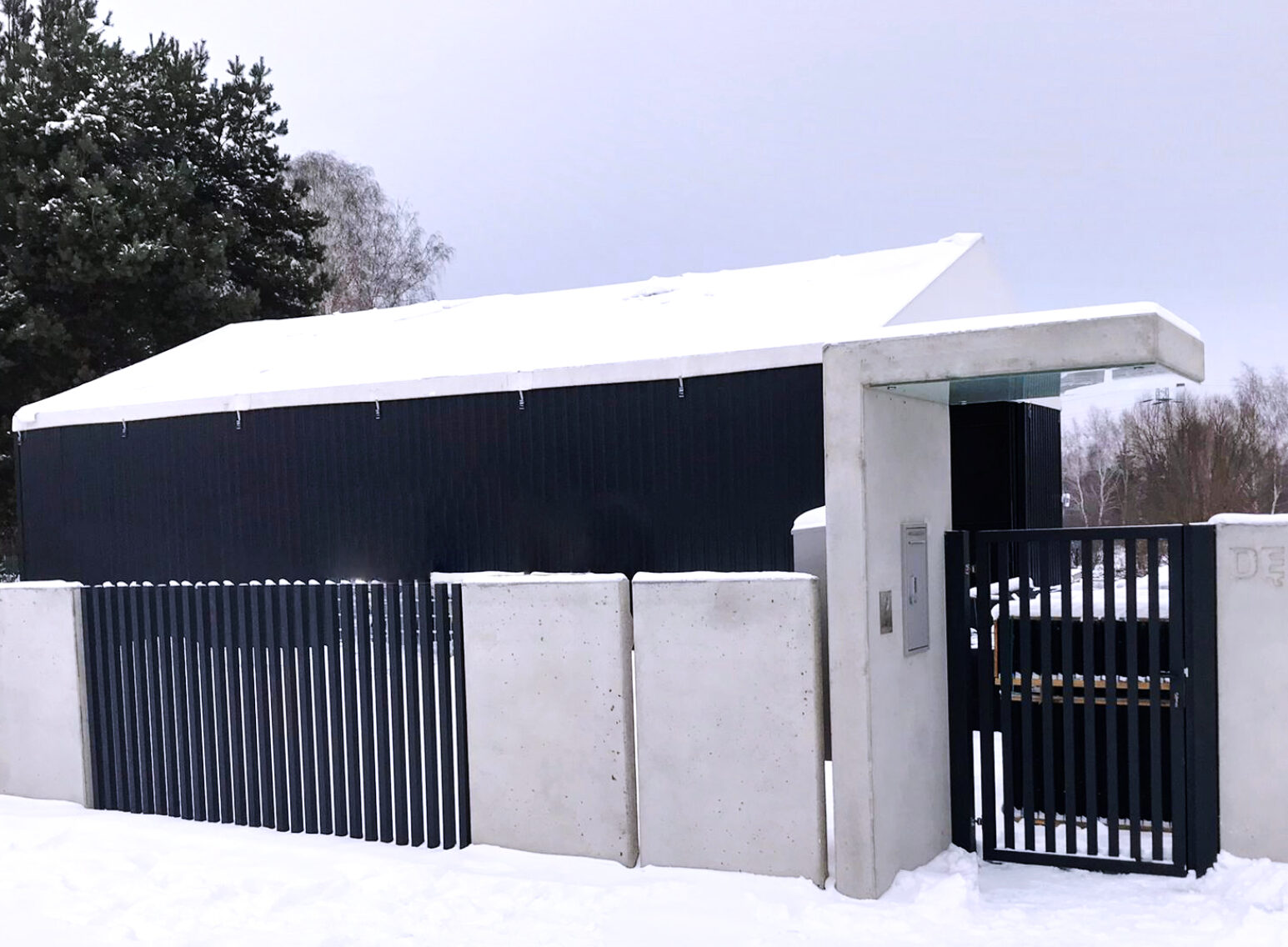 Montaż ogrodzenia aluminiowego przy nierównym terenie

