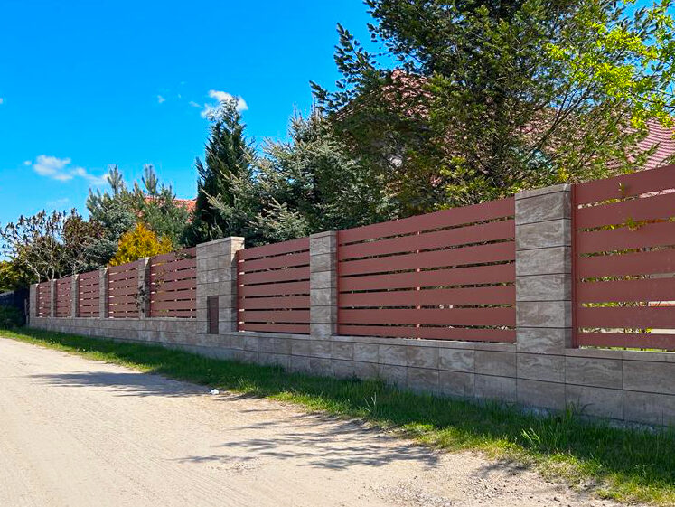 Montaż ogrodzenia aluminiowego na pochyłym gruncie

