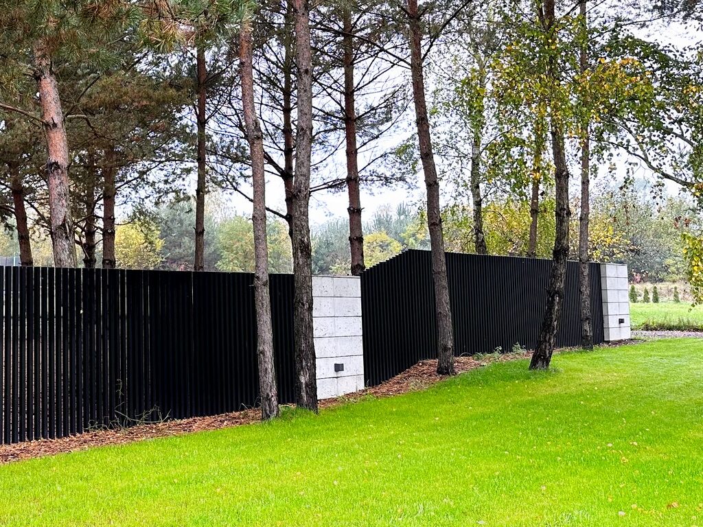 Ogrodzenie aluminiowe na działce o nierównym terenie

