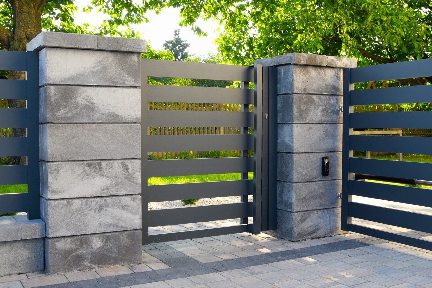 Ogrodzenia aluminiowe o minimalistycznym wzorze w otoczeniu ogrodu