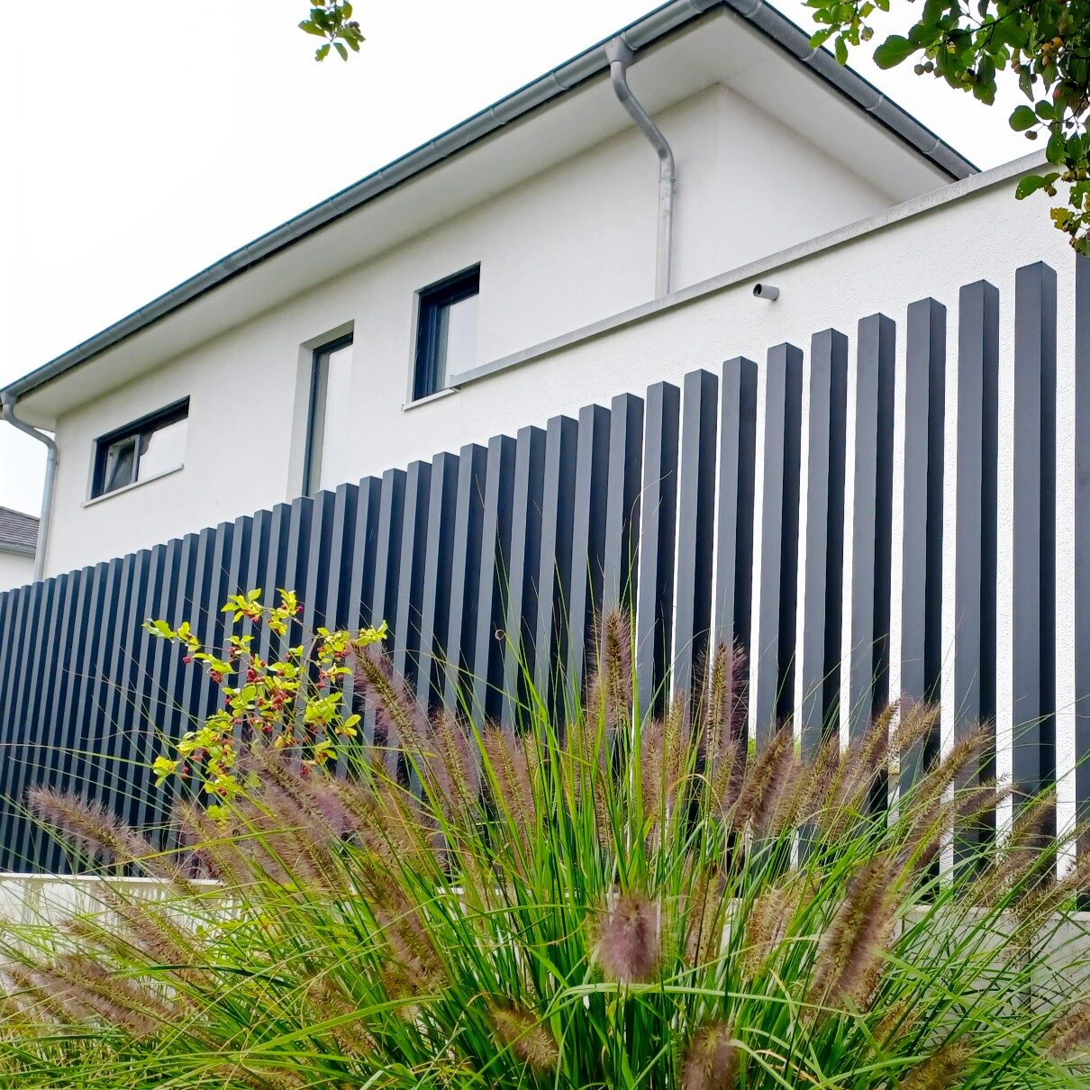 Ogrodzenia aluminiowe w wersji poziomej zamontowane na skarpie