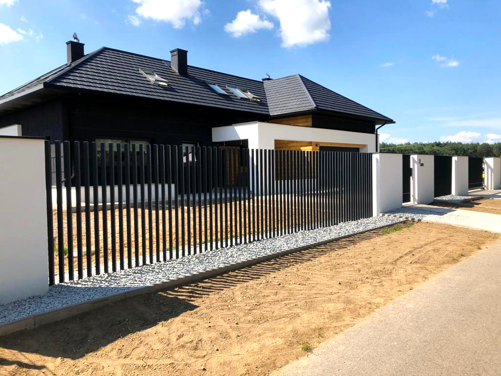 Grzebieniowe ogrodzenie aluminiowe z wąskich profili – eleganckie i trwałe rozwiązanie