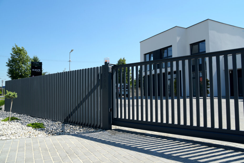 Ogrodzenie pionowe z aluminium zintegrowane z bramą przesuwną i furtką