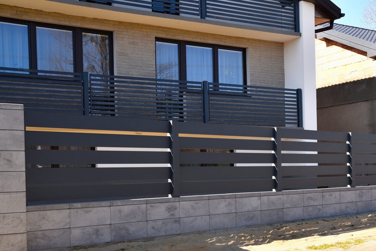 Ogrodzenia aluminiowe o odpowiedniej wysokości, by zabezpieczyć ucieczkę pupila