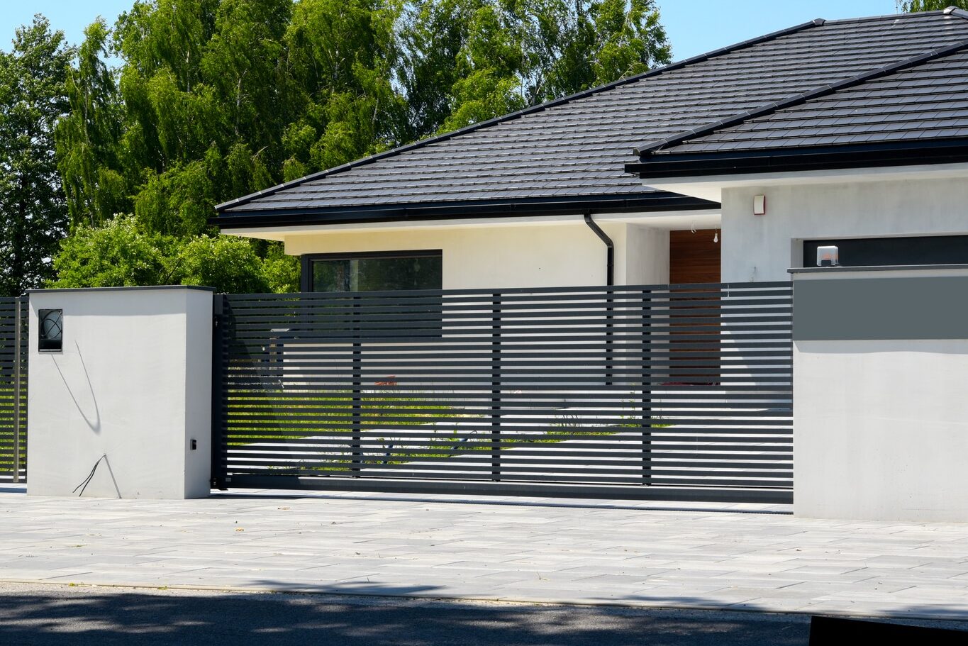 Ogrodzenia aluminiowe - nowoczesne, minimalistyczne. Poziome przęsła. 
