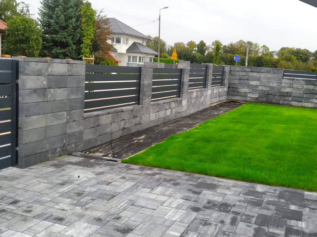 Przykład współdzielonego z sąsiadem ogrodzenia.