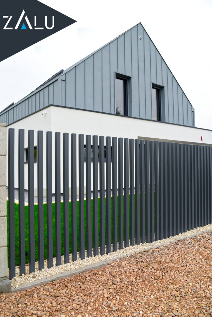 Na szczycie ogrodzenia nie należy umieszczać krzywdzących elementów, mozna natomiast zastosować, widoczne na zdjęciu, przęsła pionowe, które utrudniają wspinaczkę.