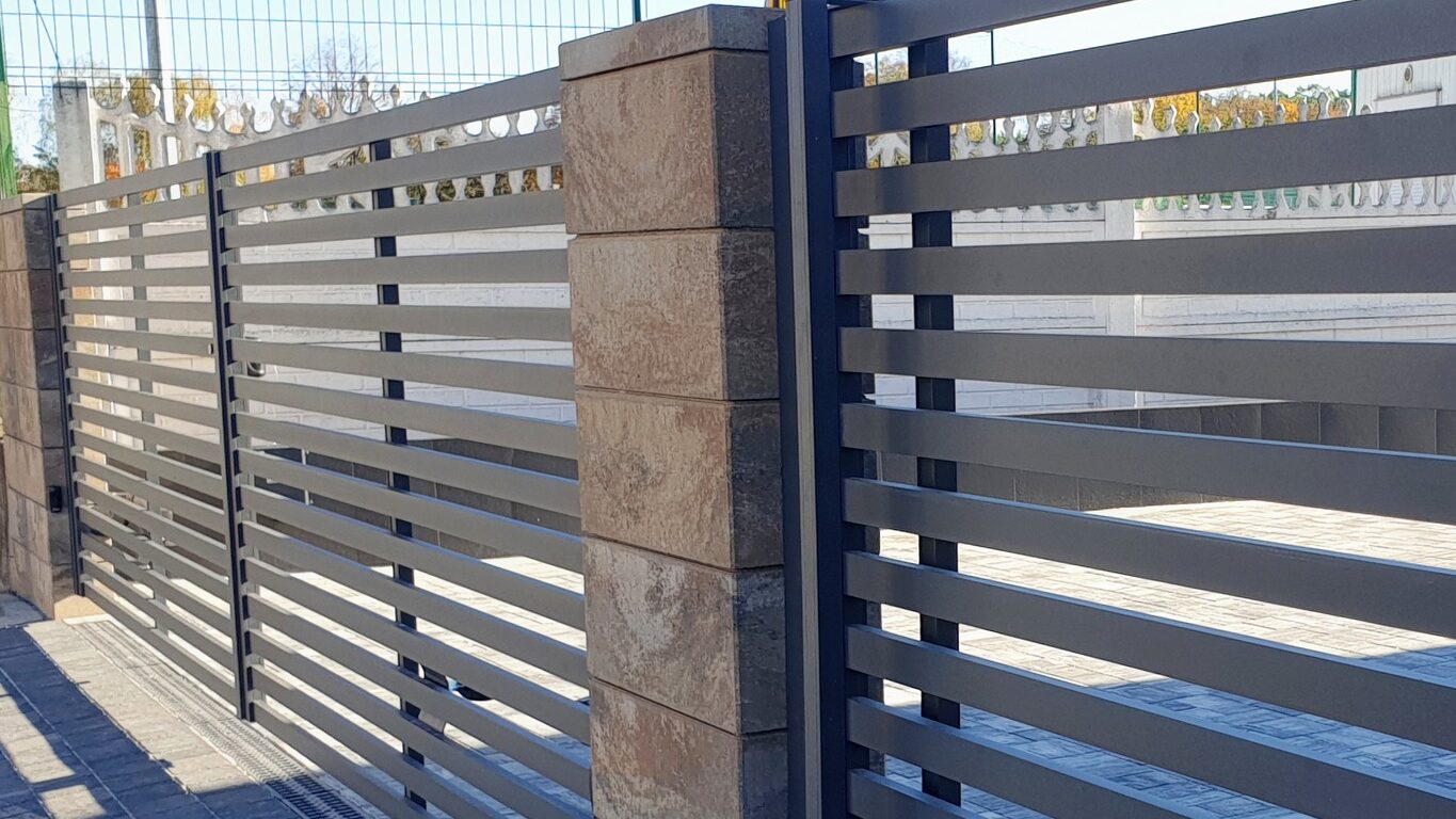 Przykład bramy aluminiowej palisadowej.