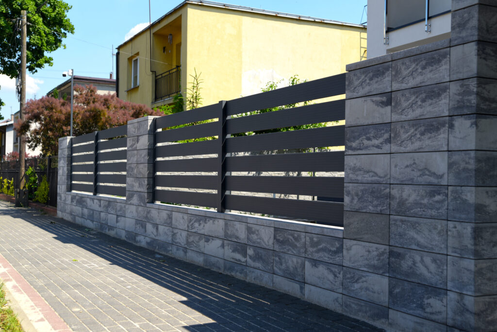 Nowoczesne ogrodzenie aluminiowe wymagające niewielkiej konserwacji. 