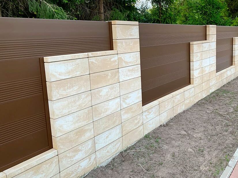 Unikalny kolor ogrodzenia aluminiowego mocha połączonego z beżową podmurówką. 