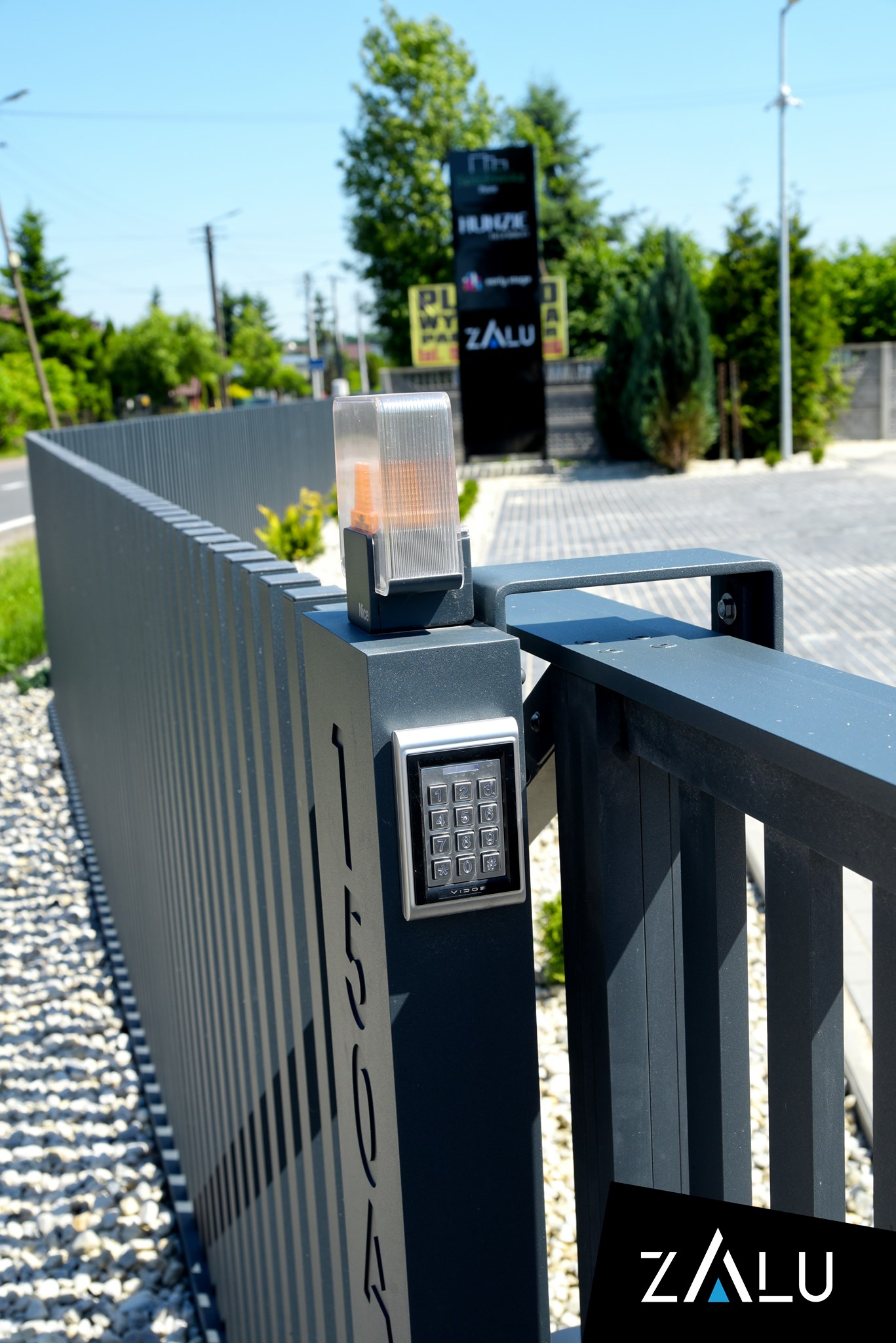 Przykład alarmowego oświetlenia automatycznej bramy - zapala się gdy brama jest w ruchu.