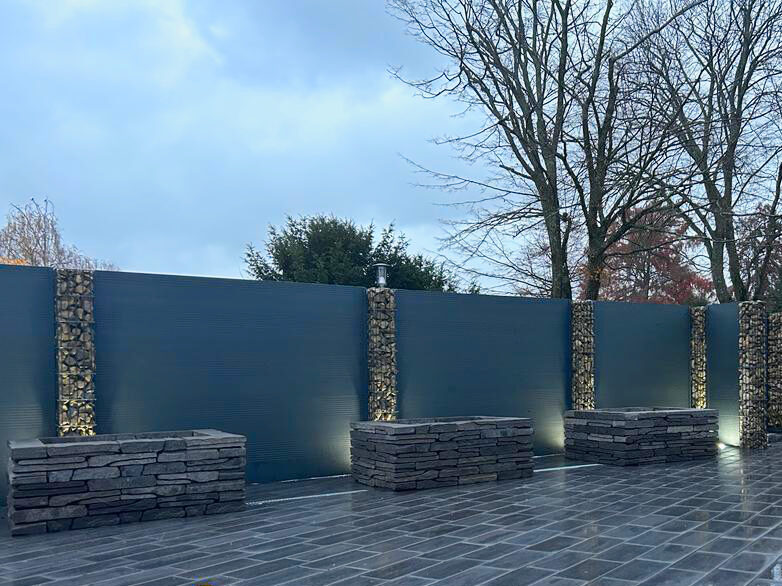 Oświetlone solarnie ogrodzenie aluminiowe.