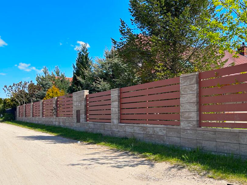 Ogrodzenia aluminiowe zainstalowane na skarpie. 