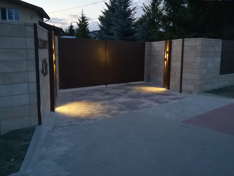 Skomplikowane systemy wjazdu, widoczne na zdjęciu, mogą kosztować więcej.