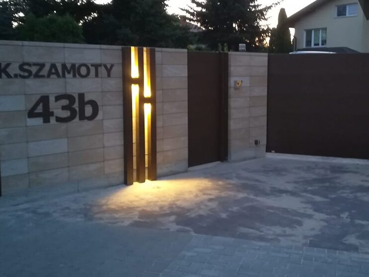 Przykład efektownego punktowego oświetlenia przy adresie na ogrodzeniu aluminiowym. 