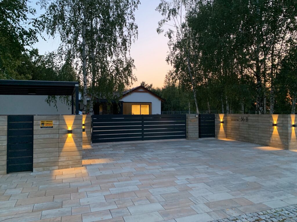 Efektowne kinkietowe oświetlenie ogrodzenia aluminiowego. 