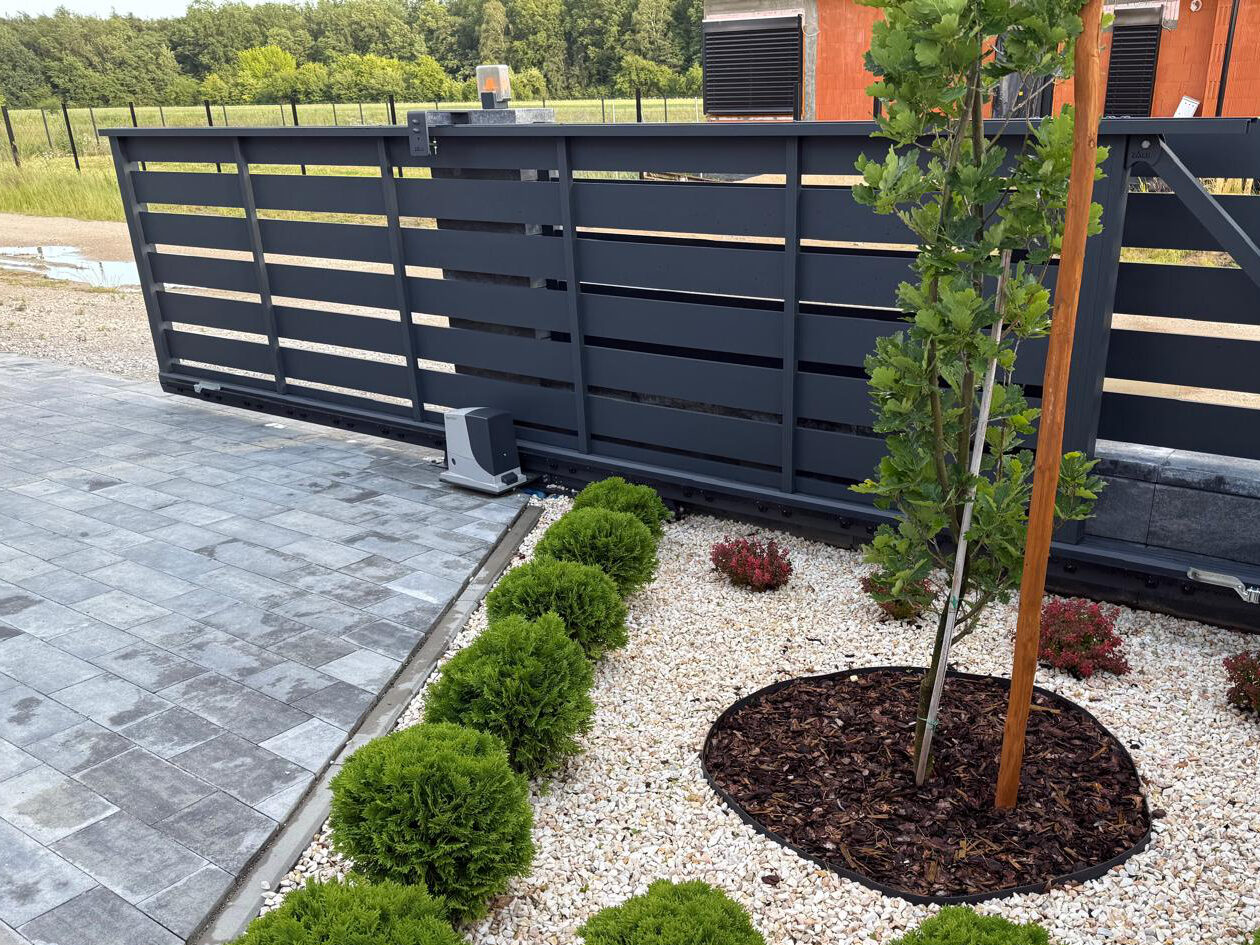 brama przsuwna w ogrodzeniach aluminowych z napędem