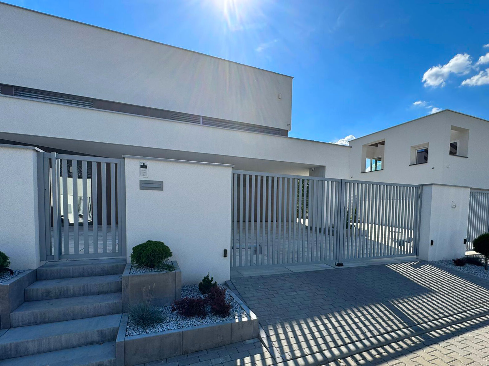 aluminiowa brama dwuskrzydłowa, kolor biały