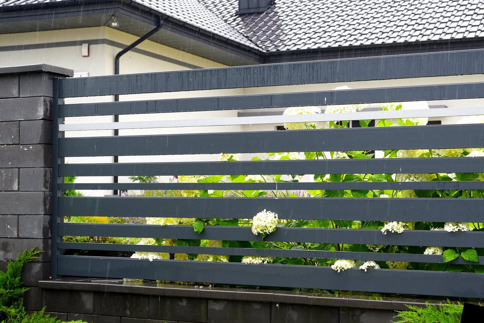 Ogrodzenie aluminiowe, zapewniające prywatność bez poświęcania cennego miejsca w małym ogrodzie.